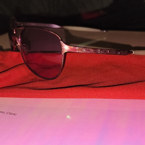 Genuine Women's Oakley sunglasses with pink frames and lenses. - Picture 2 of 3